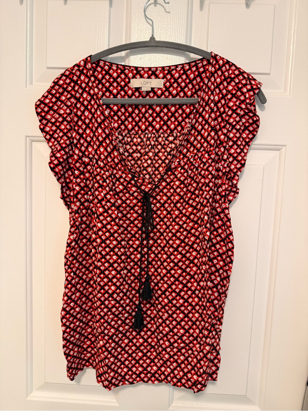 Ann Taylor Red & Black Geo Print Tie-Front Flutter Sleeve Top